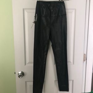 NWT Wilfred Free Daria vegan leggings in black